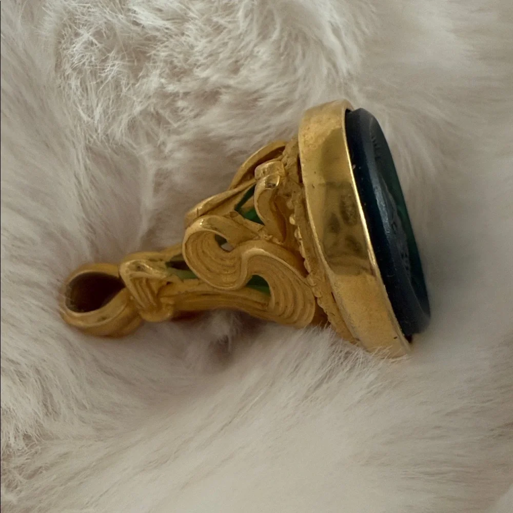 Unique Vintage Julie Vos Venetian Glass Cameo Intaglio Sea Green Stamp Pendant. - Picture 4 of 8